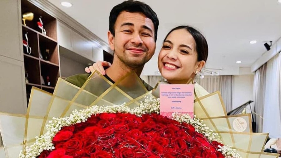 Raffi Ahmad dan Nagita Slavina Selamat untuk pasangan Raffi Ahmad dan Nagita Slavina yang positif hamil anak kedua. Intip lagi yuk kemesraan keduanya!