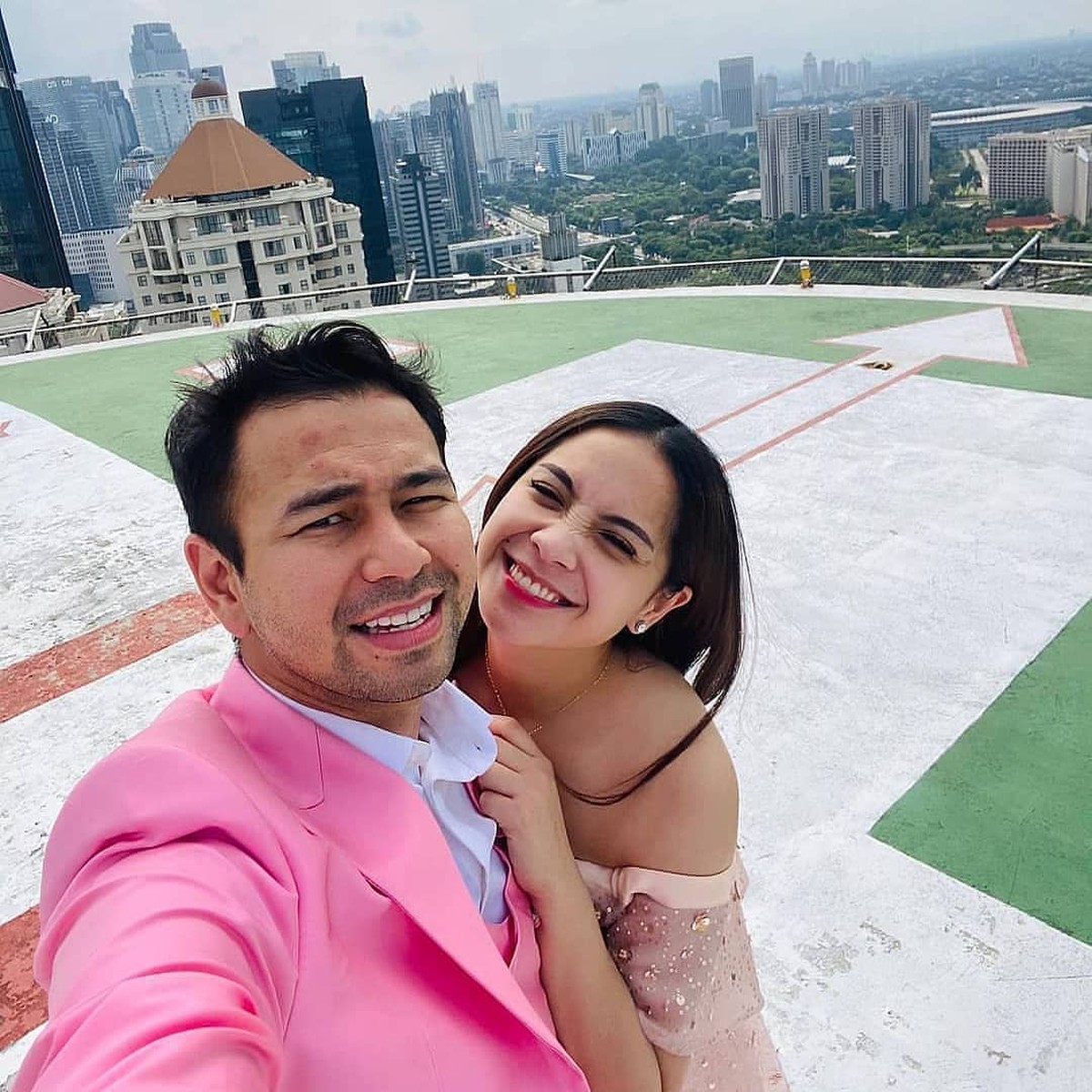 Selamat untuk pasangan Raffi Ahmad dan Nagita Slavina yang positif hamil anak kedua&period; Intip lagi yuk kemesraan keduanya&excl;