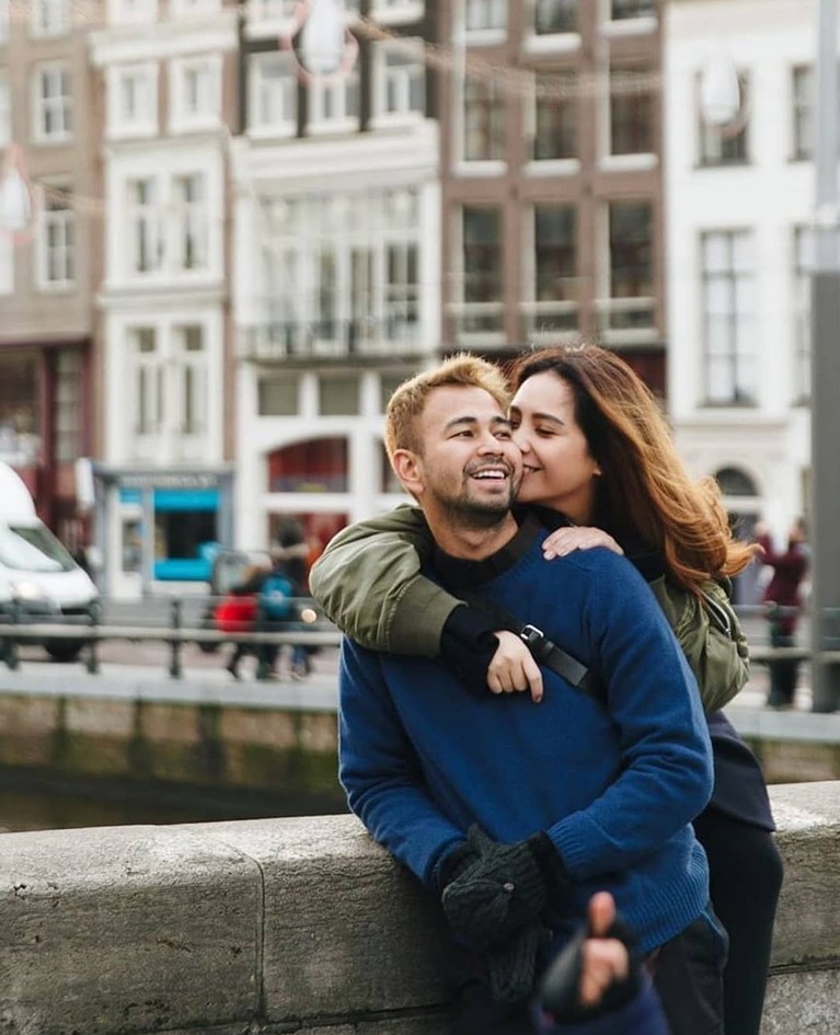 Selamat untuk pasangan Raffi Ahmad dan Nagita Slavina yang positif hamil anak kedua. Intip lagi yuk kemesraan keduanya!