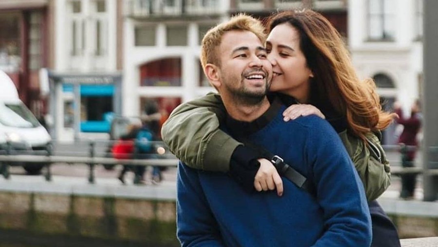 Selamat untuk pasangan Raffi Ahmad dan Nagita Slavina yang positif hamil anak kedua. Intip lagi yuk kemesraan keduanya!