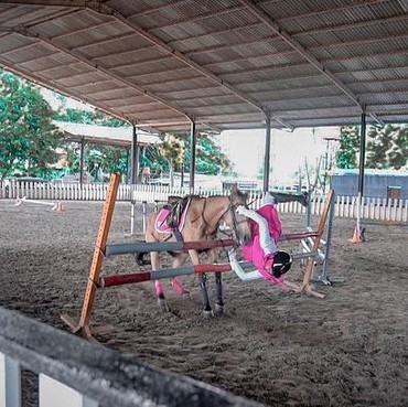 Ria Ricis Jatuh dari Kuda, Videonya Bikin Ngilu Netizen