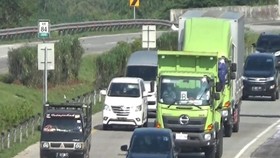 VIDEO: Tol CIpali Ramai Pemudik. Belum Ada Penyekatan