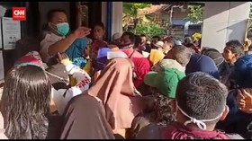 VIDEO: Demi Bantuan UMKM, Warga Rela Menginap Di Bank