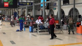 VIDEO: Stasiun Senen Dipadati Pemudik