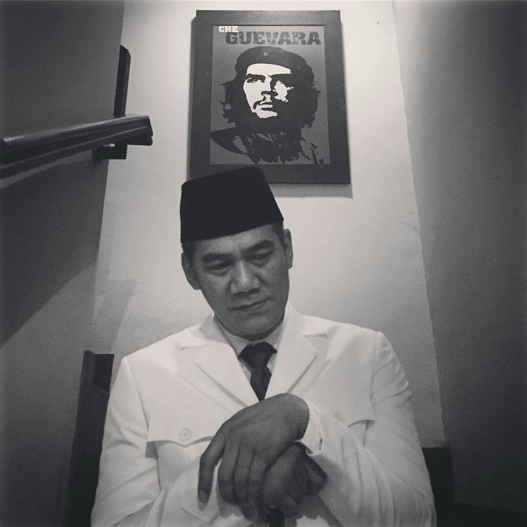 Bebas dari penjara untuk kedua kalinya, Tio Pakusadewo hijrah untuk kedua kalinya. Berikut ini potret Tio Pakusadewo!