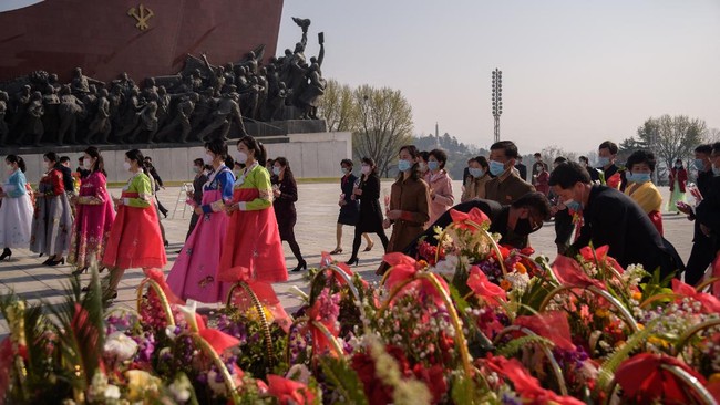 Warga Korut diminta menanam bunga segar dalam waktu singkat sebagai hiasan untuk menyambut peringatan hari lahir pendiri Korea Utara, Kim Il Sung.