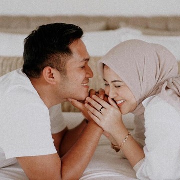 img-title 6 Artis Cantik yang Putuskan Jadi Istri di Usia Muda, Ada yang Menikah Umur 16 Tahun!