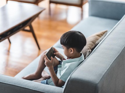 Peneliti: Tak Masalah bila Anak Usia Sekolah Menatap Layar Gadget hingga 5 Jam/Hari