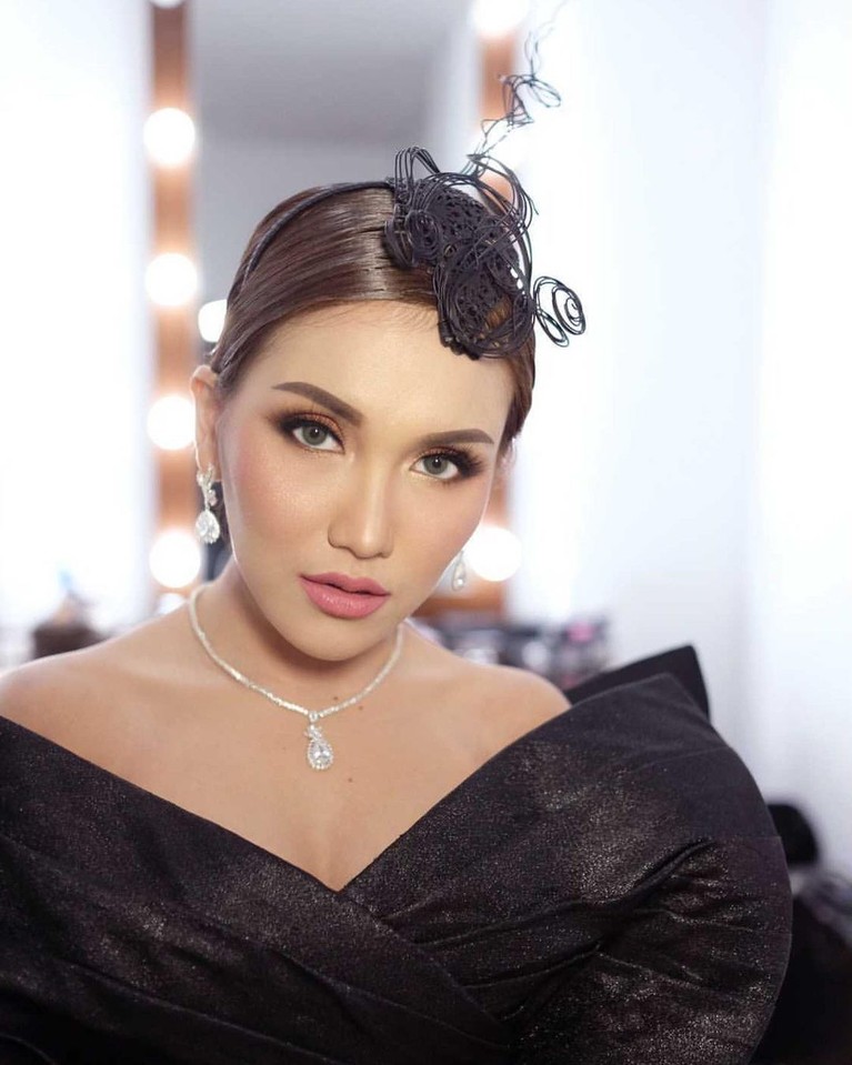 Ayu Ting Ting adalah salah satu artis yang banjir endorse an sampai raih belasan juta. Yuk kita lihat potret Ayu Ting Ting!