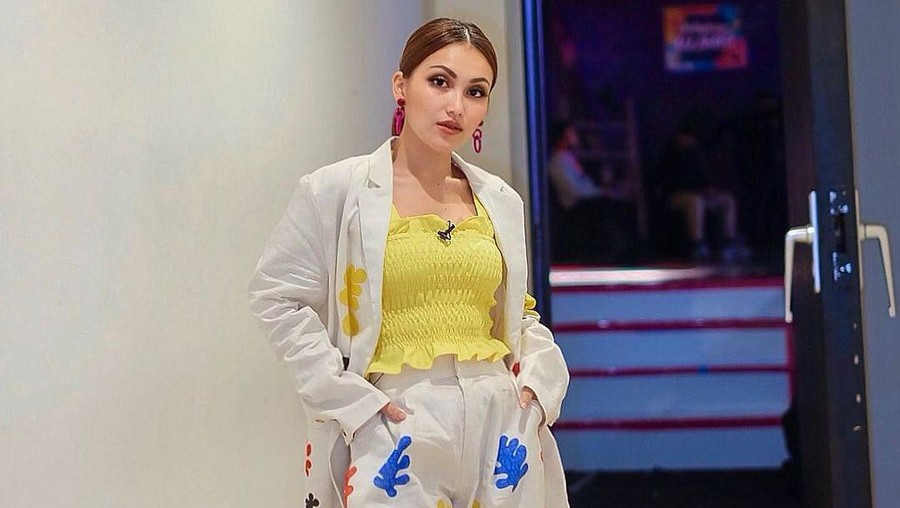 Ayu Ting Ting adalah salah satu artis yang banjir endorse an sampai raih belasan juta. Yuk kita lihat potret Ayu Ting Ting!