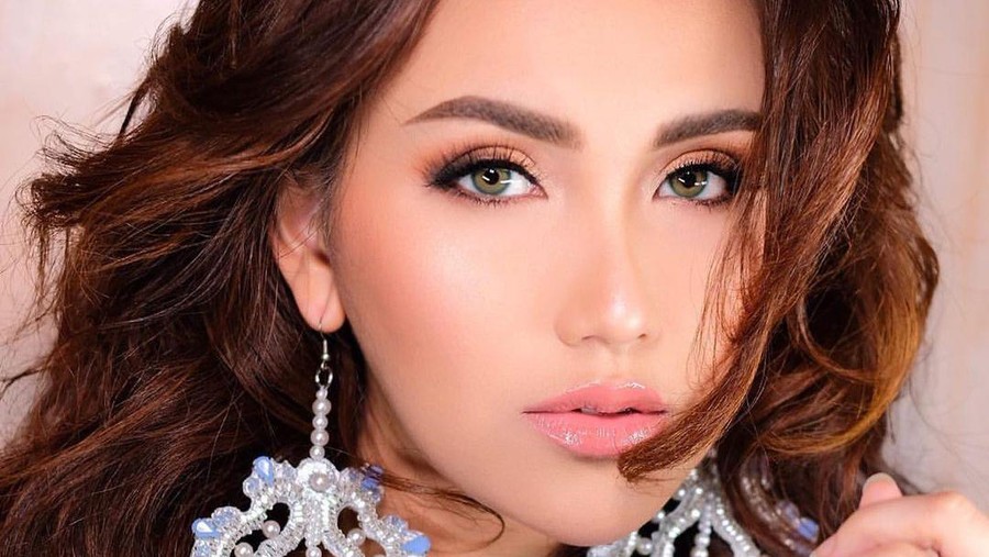 Ayu Ting Ting adalah salah satu artis yang banjir endorse an sampai raih belasan juta. Yuk kita lihat potret Ayu Ting Ting!