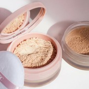 Bikin Kulit Flawless, 2 Bedak Tabur Lokal Terbaru Ini Wajib Kamu Coba!
