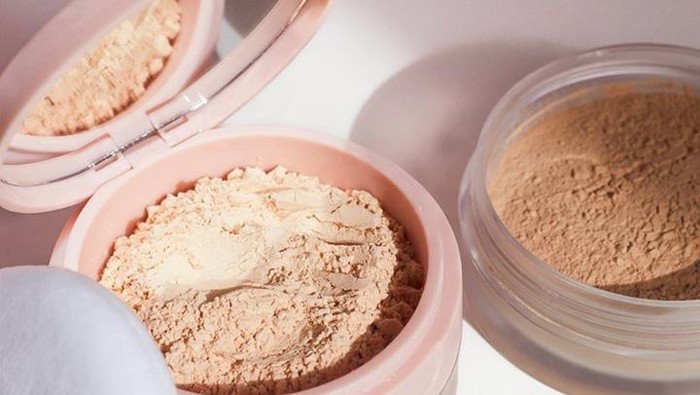 Bikin Kulit Flawless, 2 Bedak Tabur Lokal Terbaru Ini Wajib Kamu Coba!