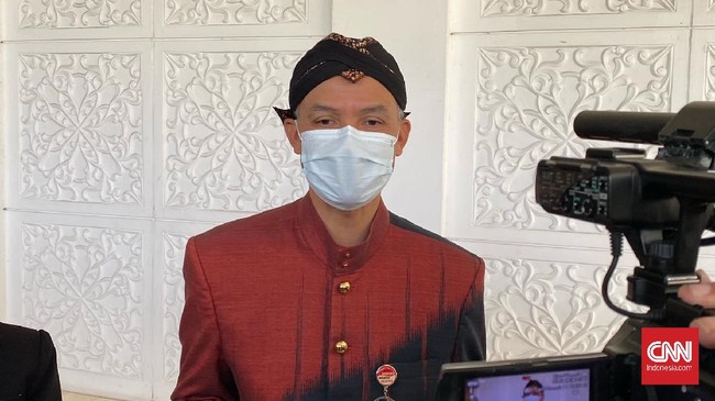 Gubernur Jawa Tengah Ganjar Pranowo sudah menyetujui tempat wisata tetap buka di musim libur lebaran dengan syarat pengelola tempat wisata menjalankan prokes.