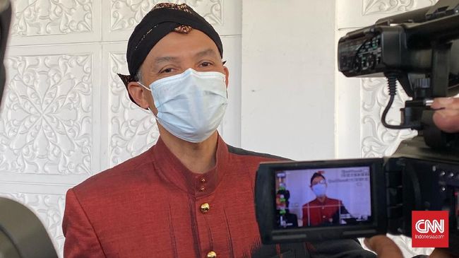 Aksi Ganjar Pranowo menyatroni rumah mungil kader PDIP Temanggung dibalas kritik Fraksi PDIP Jateng. Ganjar dinilai eksploitasi kemiskinan lewat YouTube.