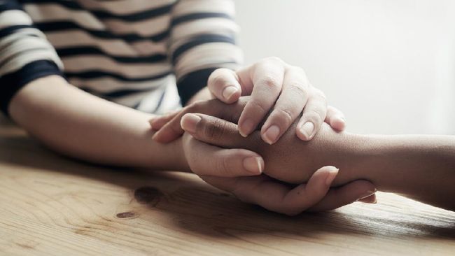 Saat mendengar berita duka dari kerabat atau keluarga, Anda mungkin ingin sampaikan ucapan belasungkawa dalam Islam untuk yang Muslim. Berikut contohnya