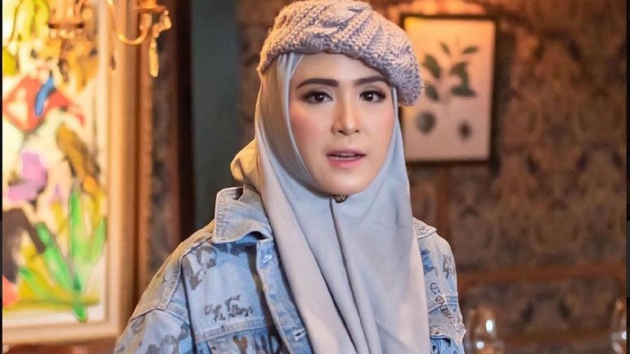6 Inspirasi Gaya Hijab April Jasmine yang Cantik dan Hits