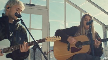 Lirik Lagu This Is How You Fall In Love - Jeremy Zucker & Chelsea Cutler