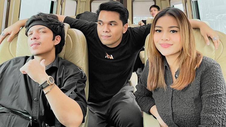 Keseruan Thariq Halilintar Saat Makan Bareng Atta-Aurel dan Gen Halilintar Keseruan Thariq Halilintar Saat Makan Bareng Atta-Aurel dan Gen Halilintar
