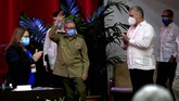 FOTO: Salam Perpisahan Rakyat Kuba untuk Era Castro Pengunduran diri Raul Castro dari Partai Komunis menandai berakhirnya era kepemimpinan Castro bersadara di Kuba.