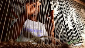 FOTO: Serat Pohon Pisang Disulap Menjadi Karpet di Uganda