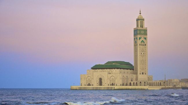 Masjid Hasan II memiliki menara juga berfungsi sebagai mercusuar di tepi Samudra Atlantik.