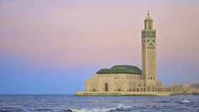 Masjid Hasan II dengan Menara Penerang Samudra