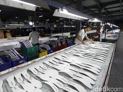 Pesanan Anjlok, Pabrik Sepatu Nike-Adidas PHK 6.000 Karyawan