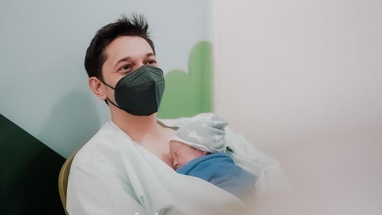Penantian empat tahun istri Andrew Andika lahirkan anak pertama. Yuk kita simak momen sebelum hingga setelah lahiran anak pertama Andrew!
