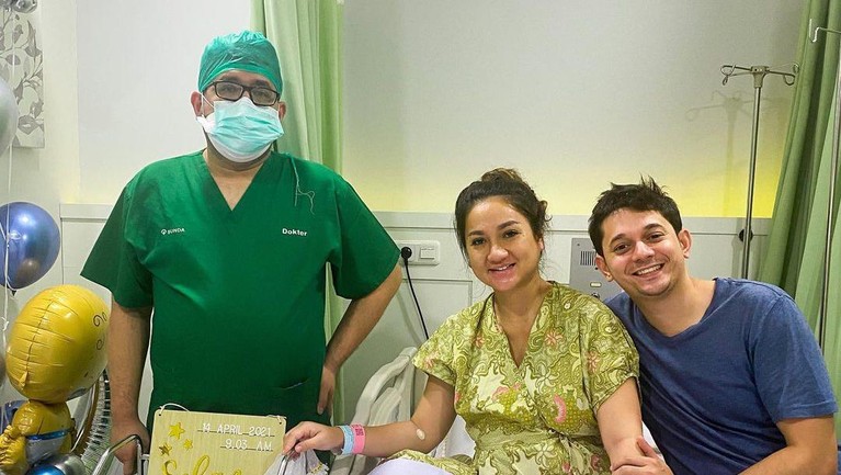 Momen Haru Andrew Andika dan Istri 4 Tahun Menanti Anak Pertama - Foto 1