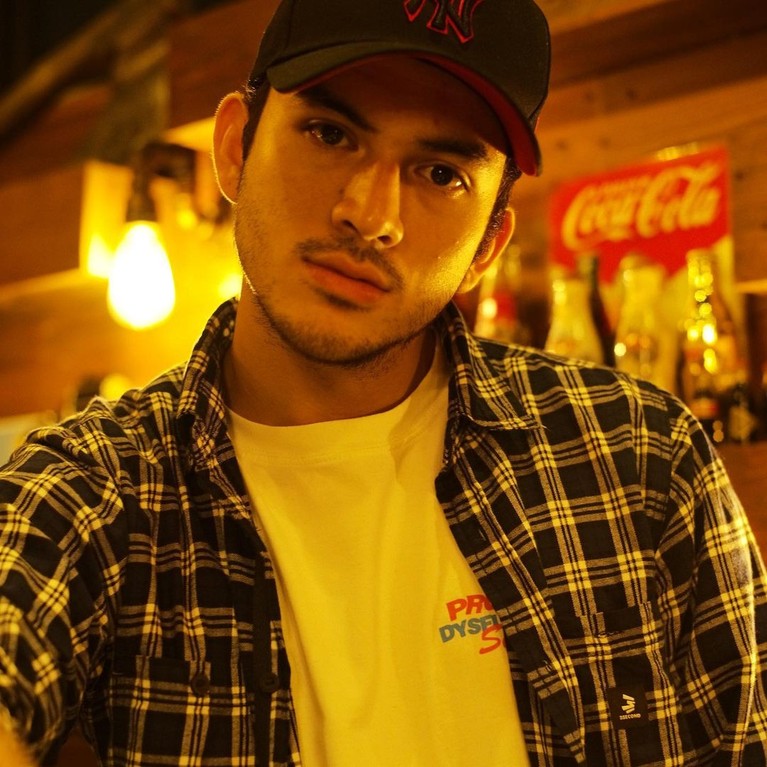 Rizky Nazar Banyak kebiasaan yang berubah saat berpuasa di tengah pandemi Covid-19 ini. Yuk kita tengok gaya Rizky Nazar saat menjalankan puasa!
