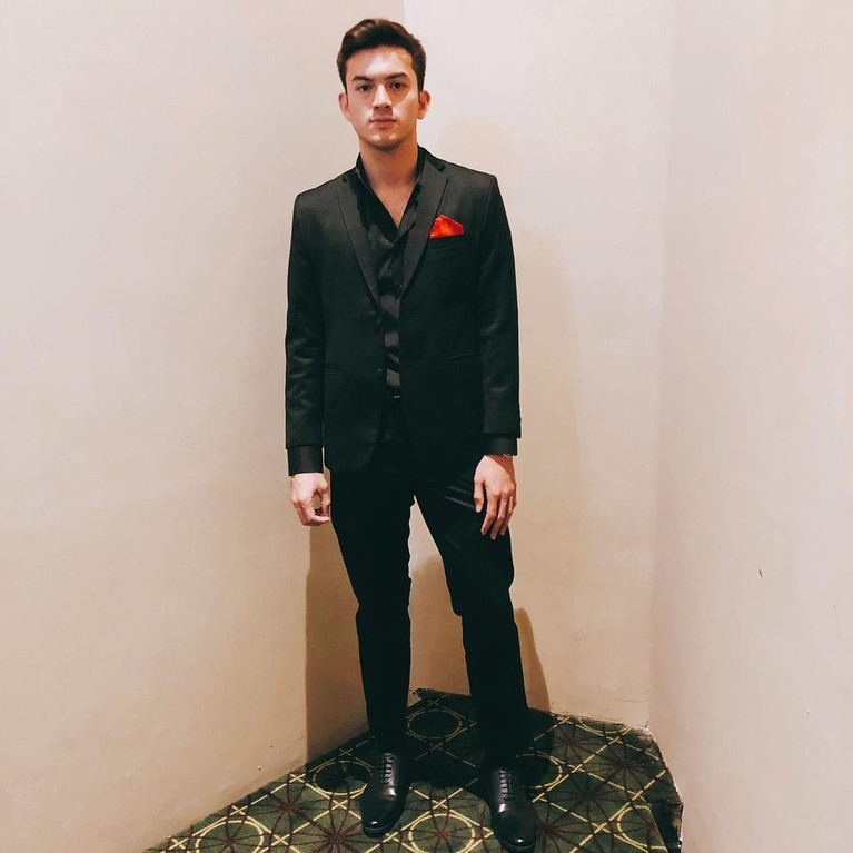Rizky Nazar Banyak kebiasaan yang berubah saat berpuasa di tengah pandemi Covid-19 ini. Yuk kita tengok gaya Rizky Nazar saat menjalankan puasa!