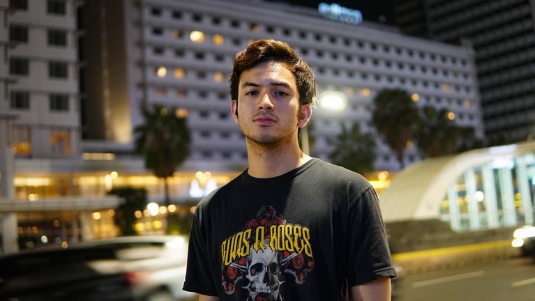 Rizky Nazar Banyak kebiasaan yang berubah saat berpuasa di tengah pandemi Covid-19 ini. Yuk kita tengok gaya Rizky Nazar saat menjalankan puasa!