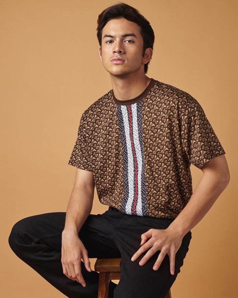 Banyak kebiasaan yang berubah saat berpuasa di tengah pandemi Covid-19 ini. Yuk kita tengok gaya Rizky Nazar saat menjalankan puasa!