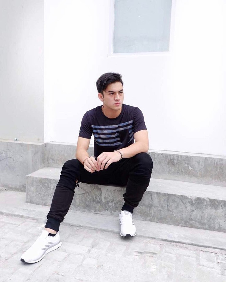 Rizky Nazar Banyak kebiasaan yang berubah saat berpuasa di tengah pandemi Covid-19 ini. Yuk kita tengok gaya Rizky Nazar saat menjalankan puasa!