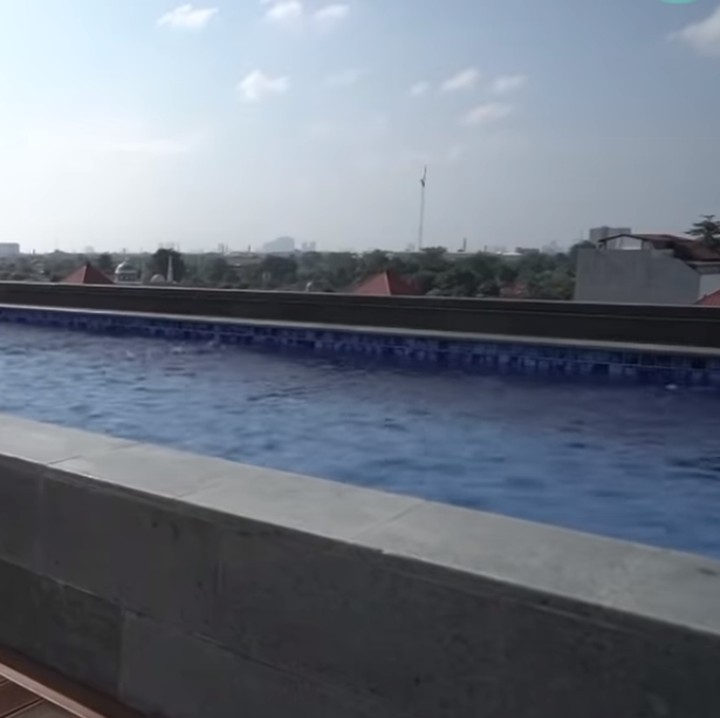 <p>Rumah Zaskia Sungkar dan Irwansyah juga memiliki rooftop dan kolam renang.  Kediaman pasangan selebriti ini bisa dibilang sebagai rumah impian, nih. (Foto: YouTube: The Sungkar Family)</p>
