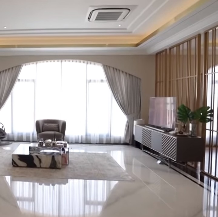 <p>Nah kalau ini ruang khusus berkumpul di lantai tiga. Uniknya, Zaskia dan Irwansyah membuat kedua ruangan dengan fungsi yang mirip ini dengan konsep yang berbeda. (Foto: YouTube: The Sungkar Family)</p>