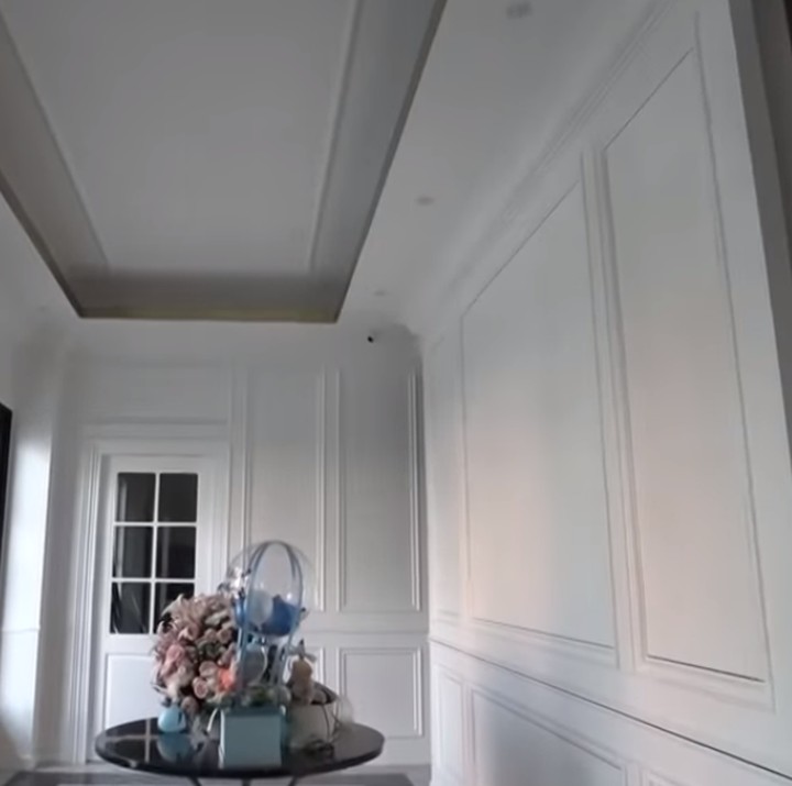 <p>Rumah Zaskia juga memiliki bagian masuk yang langsung mengingatkan pada lobi hotel berbintang. Desain mewah ini ternyata merupakan ide dari Zaskia Sungkar sendiri, lho (Foto: YouTube: The Sungkar Family)</p>