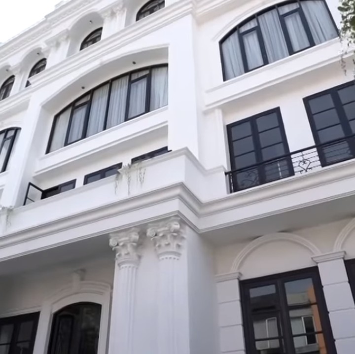 <p>Rumah Zaskia Sungkar dan Irwansyah sudah memiliki kesan mewah dari tampak depan lho, Bunda. Dari luar, bangunan berlantai empat tersebut di dominasi oleh warna putih. (Foto: YouTube: The Sungkar Family)</p>