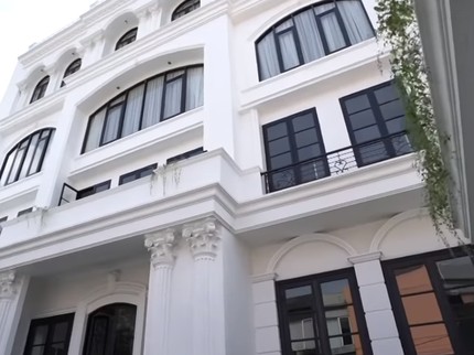 9 Potret Rumah Megah 4 Lantai Zaskia Sungkar, Mirip Hotel & Ada Lift