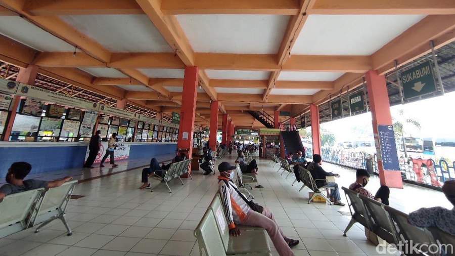 Suasana di Terminal Kampung Rambutan jelang pelarangan mudik 6-17 Mei (Azhar Bagas/detikcom)