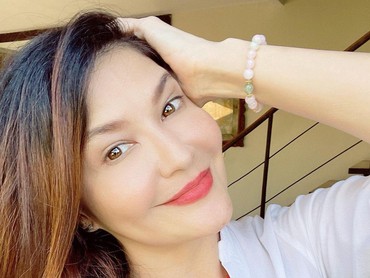 img-title Terpopuler: Chef Viral 'Pelayan' Nikita Willy vs Tamara Bleszynski Ikut Upacara Piodalan