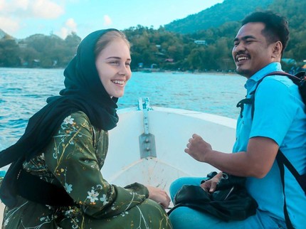 Tak Cuma Mualaf, Model Cantik Prancis Nikahi Pria Aceh Rela Nyangkul di Sawah