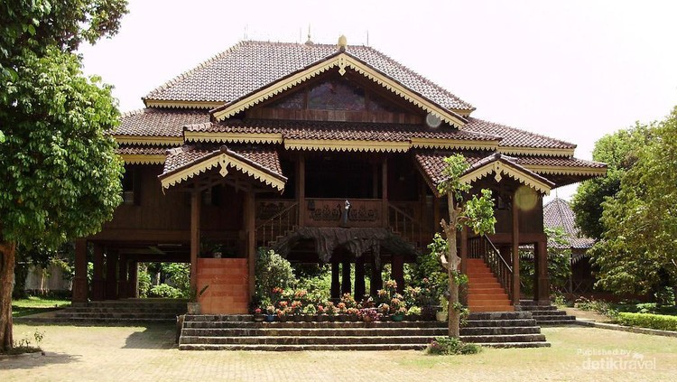BANGUNAN KHAS ADAT LAMPUNG YANG BERADA DI TENGAH PERKOTAAN Rumah adat Jajar Intan
