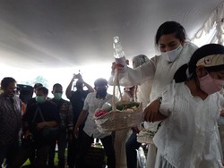 Tabur Bunga Dian Sastro-Ketua DPRD DKI Melepas Adiguna Sutowo