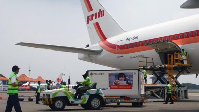 Pesawat Garuda dengan nomor penerbangan GA891 yang mengangkut 1,1 juta vaksin Sinopharm tiba di bandara Soekarno-Hatta.