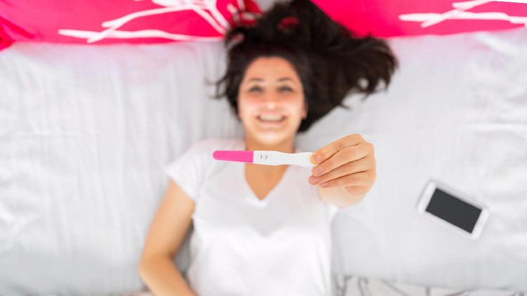 Ilustrasi wanita hamil Excited woman with positive pregnancy test. Celebrating positive pregnancy test result. Yes, I am pregnant