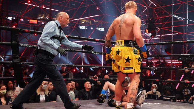 YouTuber Jake Paul menang TKO ronde pertama atas eks petarung UFC Ben Askren dalam duel tinju yang berlangsung di Stadion Mercedes-Benz, Atlanta.