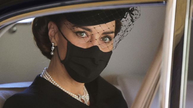 Perhiasan yang dikenakan Kate Middleton pada upacara pemakaman Pangeran Philip menjadi sorotan. Kalung dan anting yang ia kenakan punya catatan sejarah.