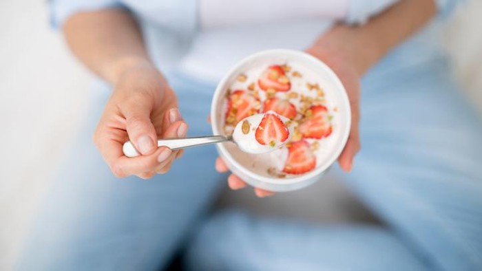 konsumsi yogurt saat sahur dianjurkan agar kesehatan pencernaan tetap terjaga.
